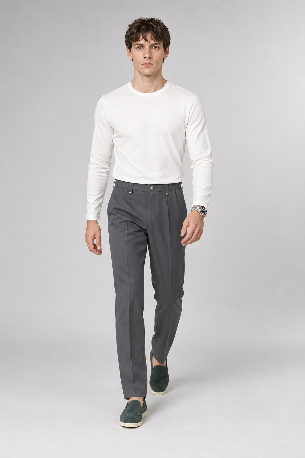 Pantalon droit Appui gris foncé, porté en marche — visuel généré par IA