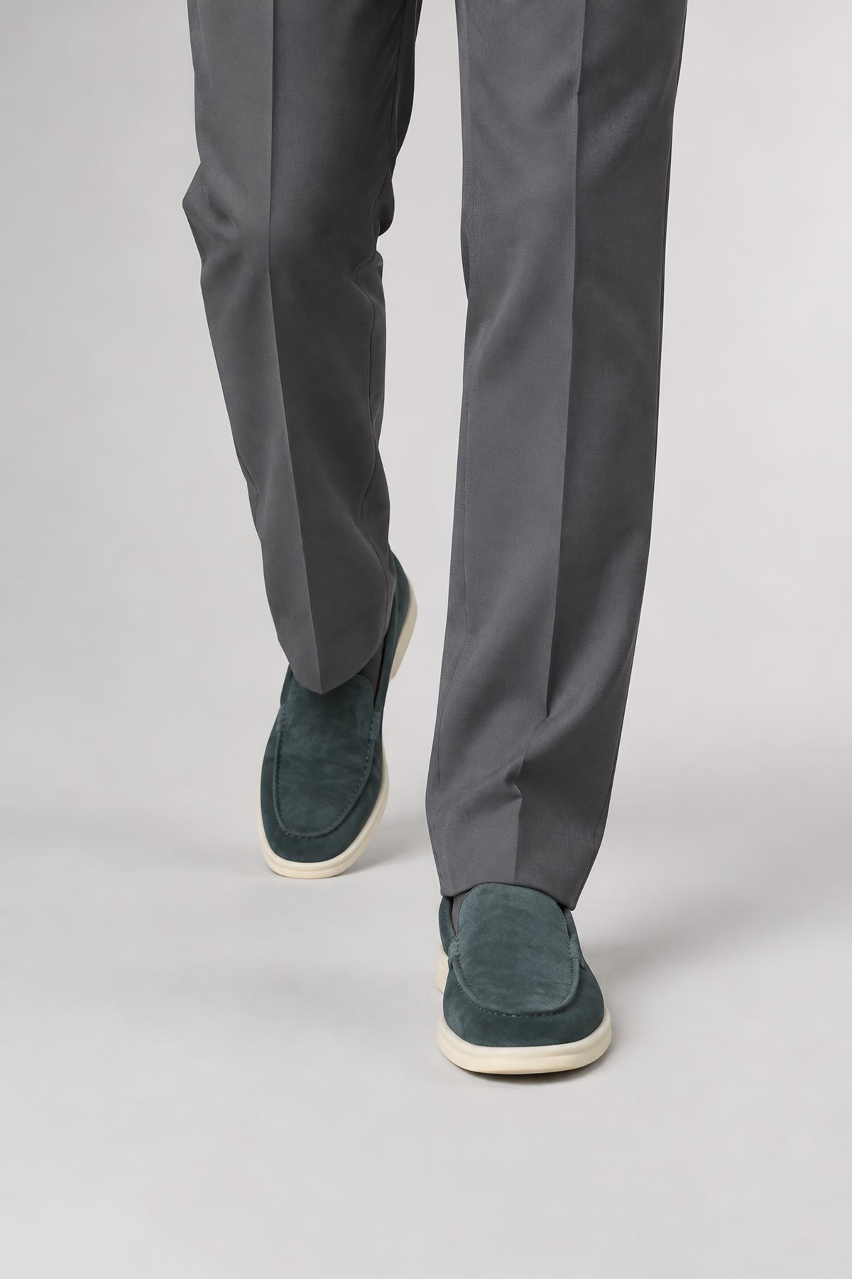 Pantalon droit Appui gris foncé, gros plan du bas de jambe — visuel généré par IA