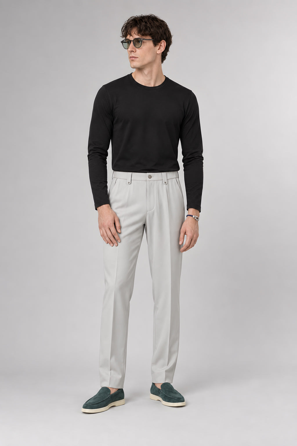 Pantalon droit Appui gris paris, porté en pied — visuel généré par IA