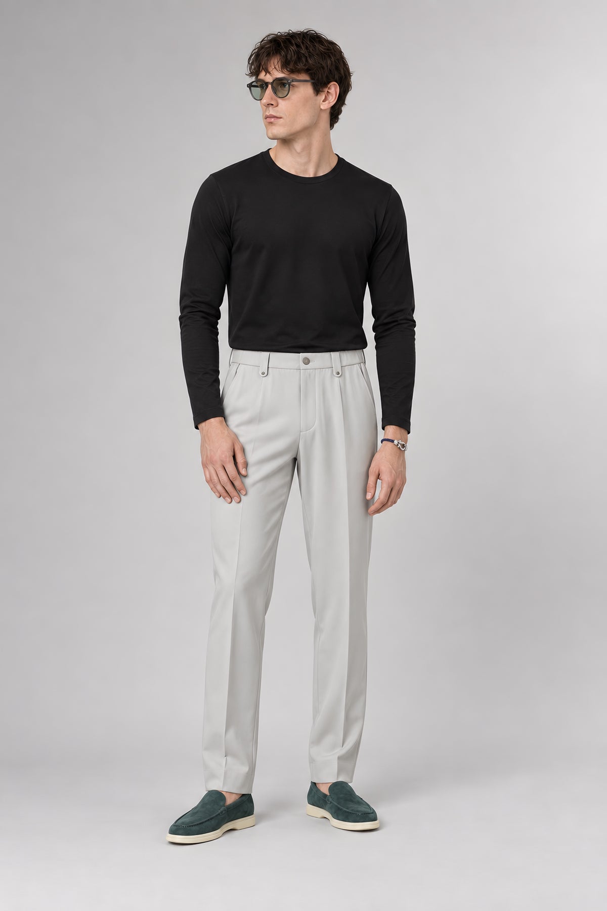 Pantalon droit Appui gris paris, porté en pied — visuel généré par IA