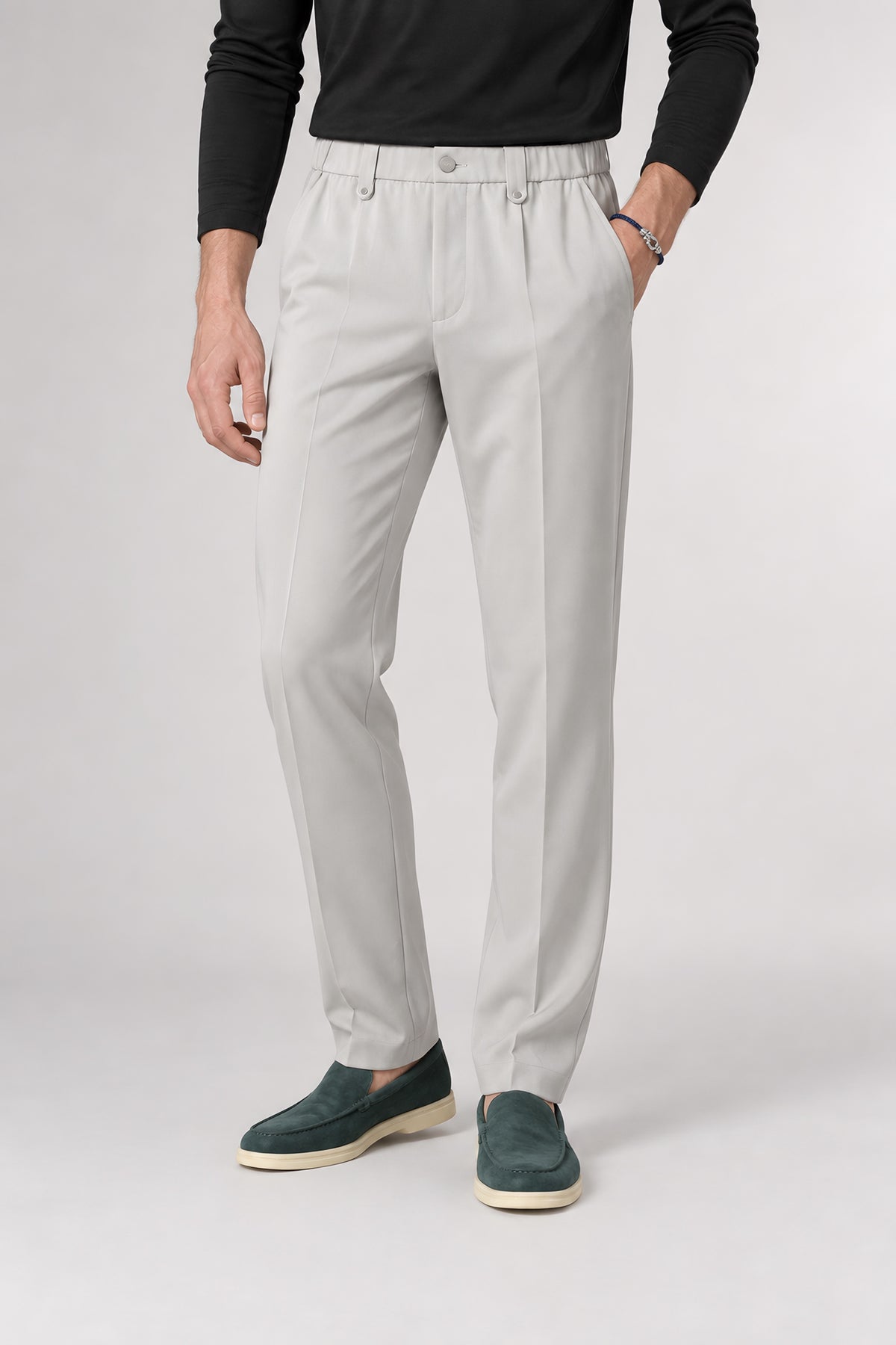 Pantalon droit Appui gris paris, gros plan de la taille aux chaussures — visuel généré par IA