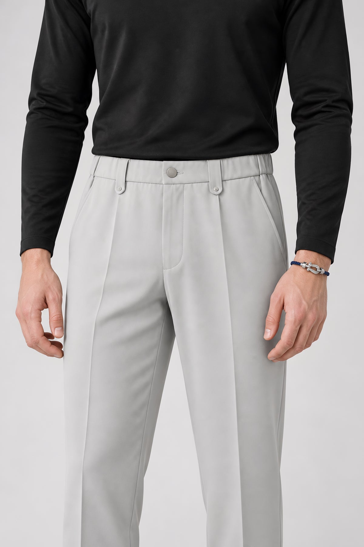 Pantalon droit Appui gris paris, détail de la ceinture — visuel généré par IA