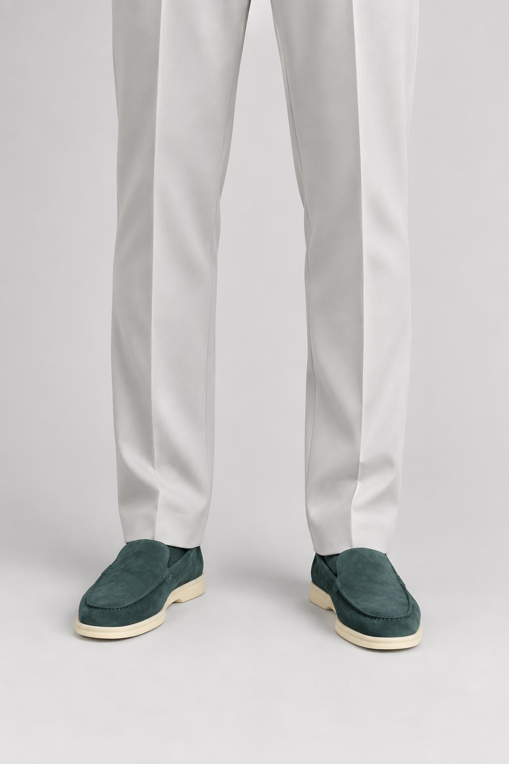 Pantalon droit Appui gris paris, gros plan du bas de jambe — visuel généré par IA