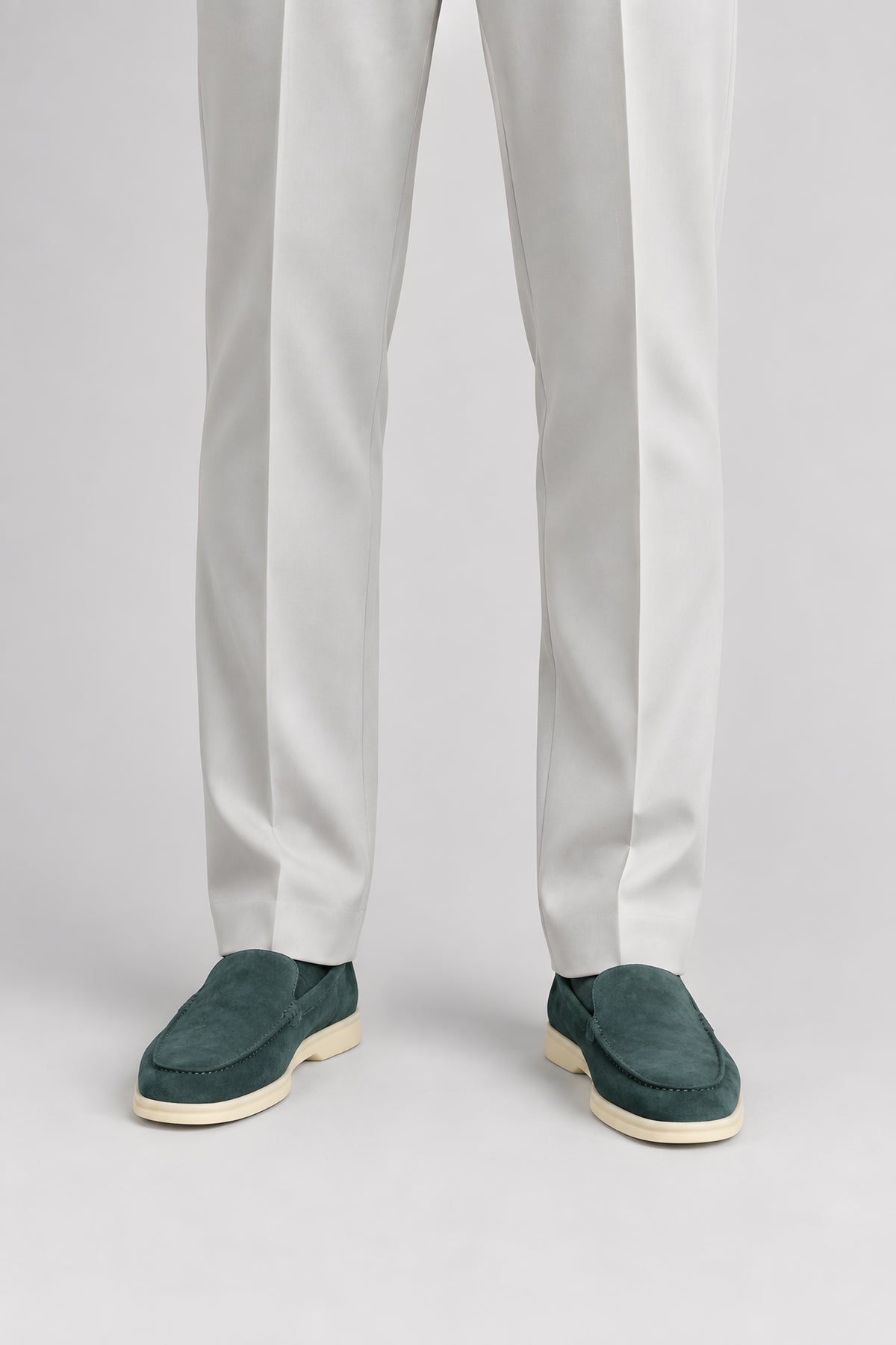 Pantalon droit Appui gris paris, gros plan du bas de jambe — visuel généré par IA