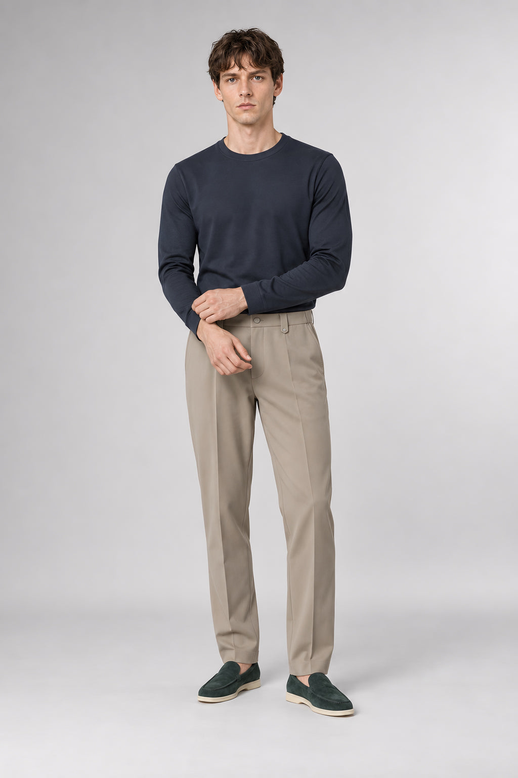 Pantalon droit Appui kaki, porté en pied — visuel généré par IA