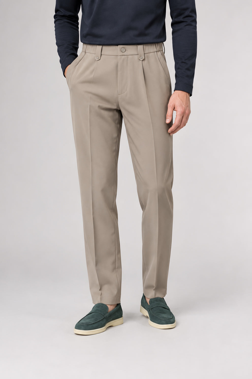 Pantalon droit Appui kaki, gros plan de la taille aux chaussures — visuel généré par IA