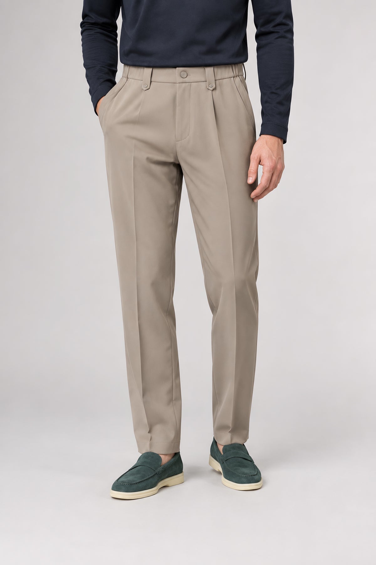 Pantalon droit Appui kaki, gros plan de la taille aux chaussures — visuel généré par IA