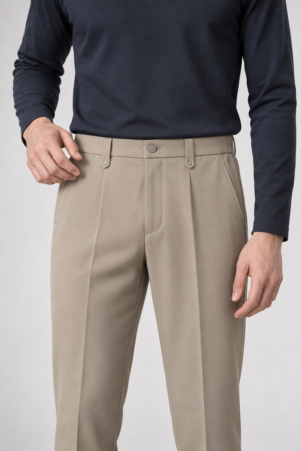 Pantalon droit Appui kaki, détail de la ceinture — visuel généré par IA