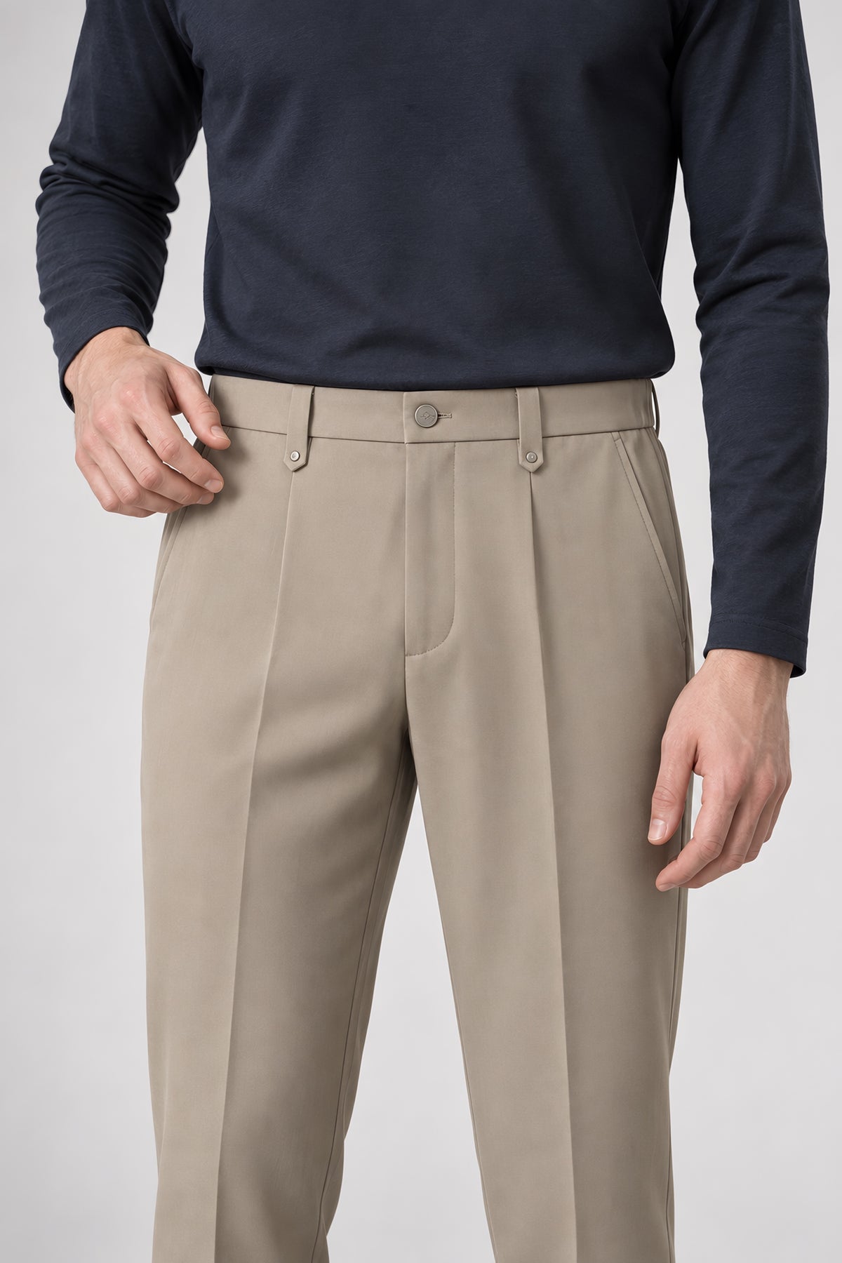 Pantalon droit Appui kaki, détail de la ceinture — visuel généré par IA