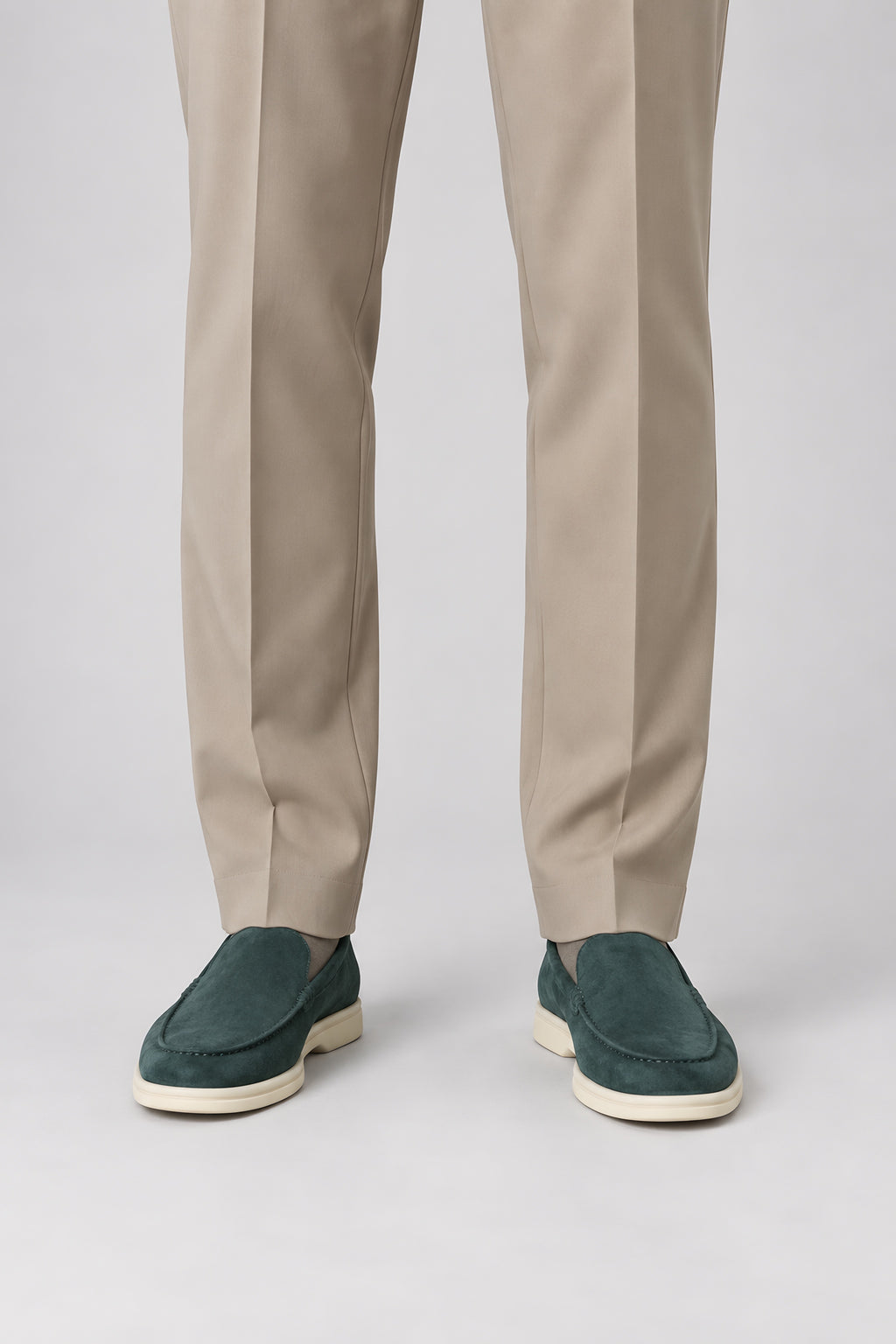 Pantalon droit Appui kaki, gros plan du bas de jambe — visuel généré par IA
