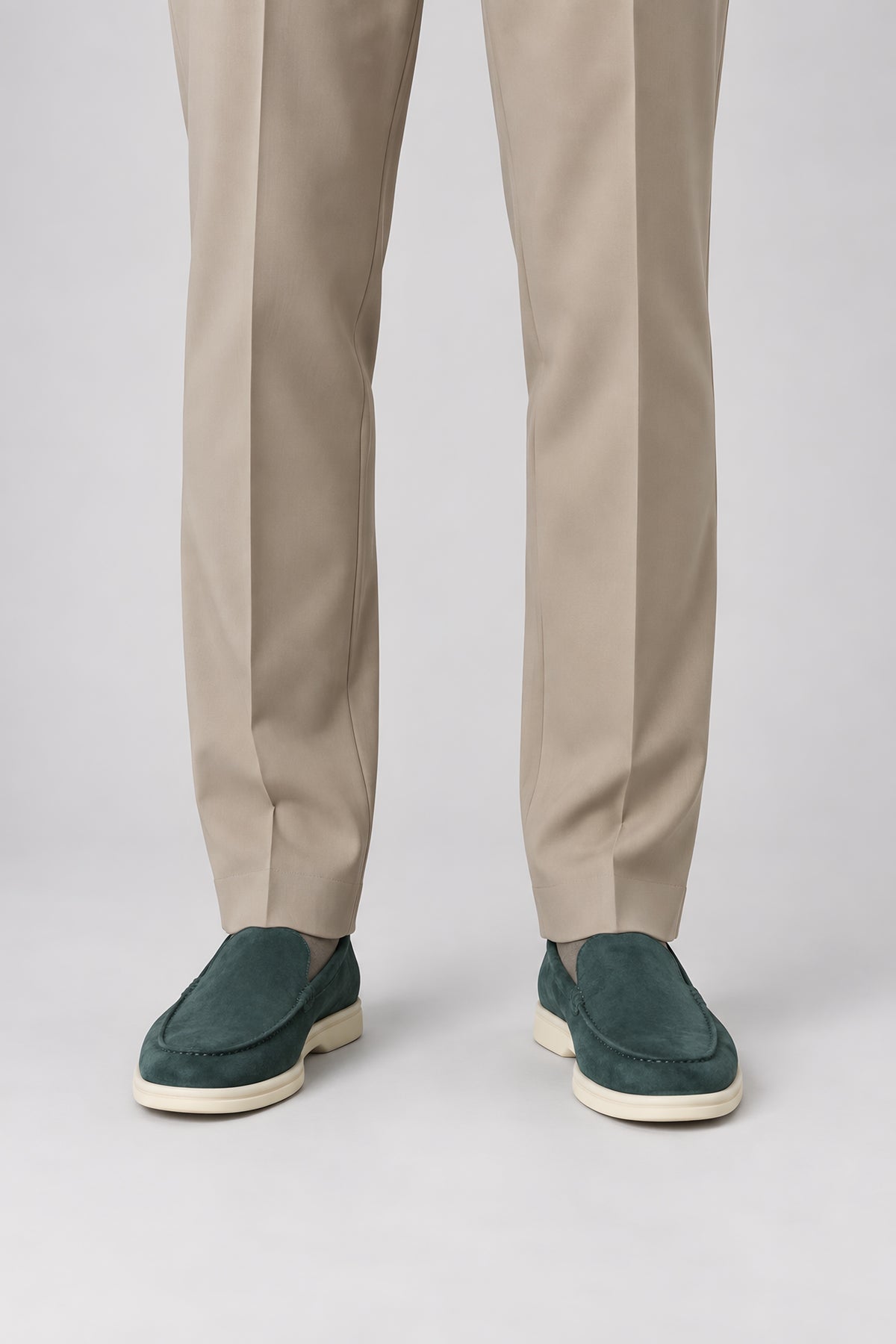 Pantalon droit Appui kaki, gros plan du bas de jambe — visuel généré par IA