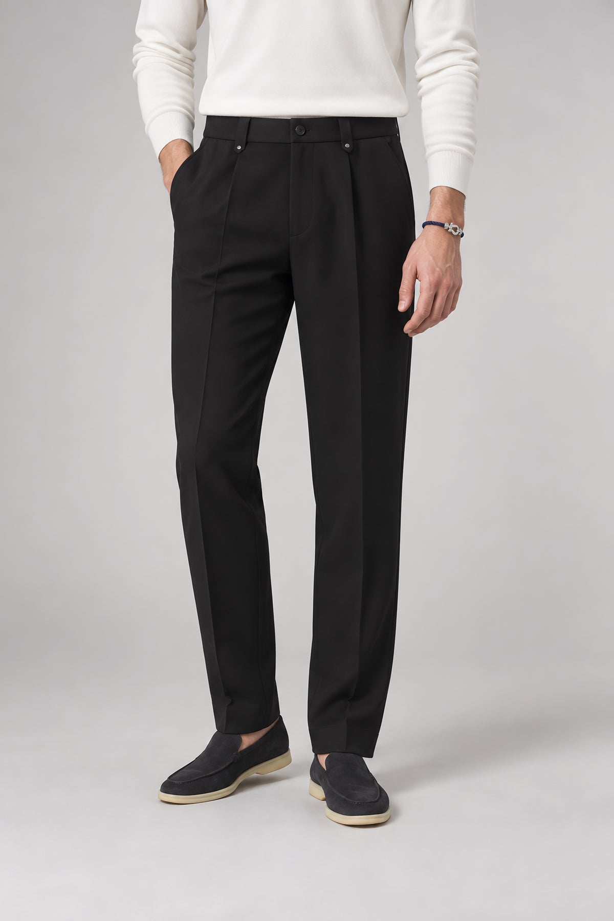 Pantalon droit Appui noir, gros plan de la taille aux chaussures — visuel généré par IA
