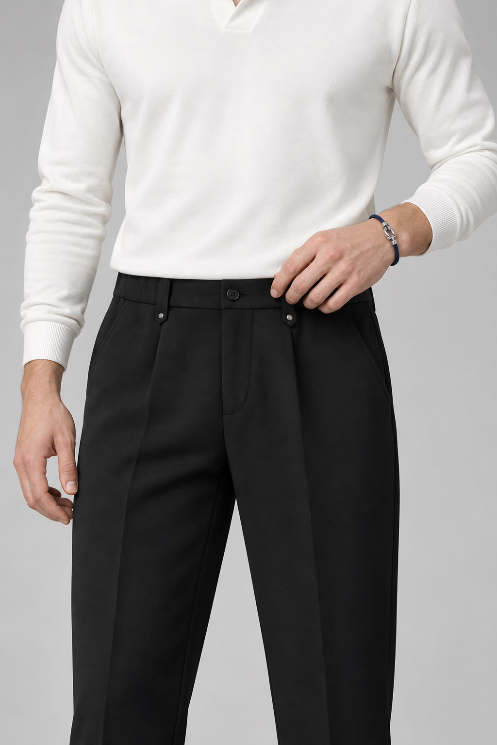 Pantalon droit Appui noir, détail de la ceinture — visuel généré par IA