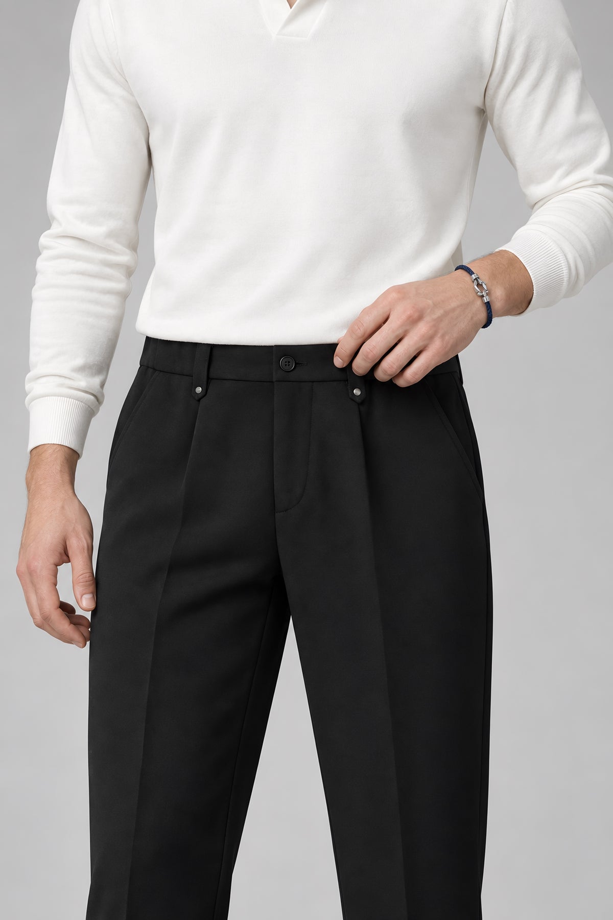 Pantalon droit Appui noir, détail de la ceinture — visuel généré par IA