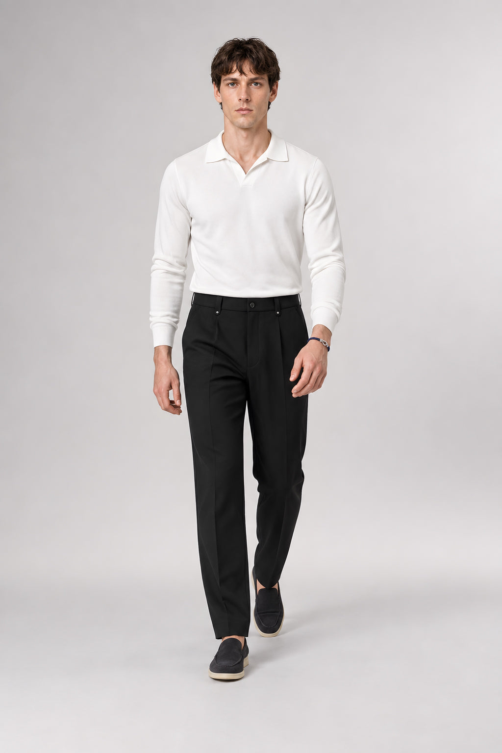 Pantalon droit Appui noir, porté en marche — visuel généré par IA