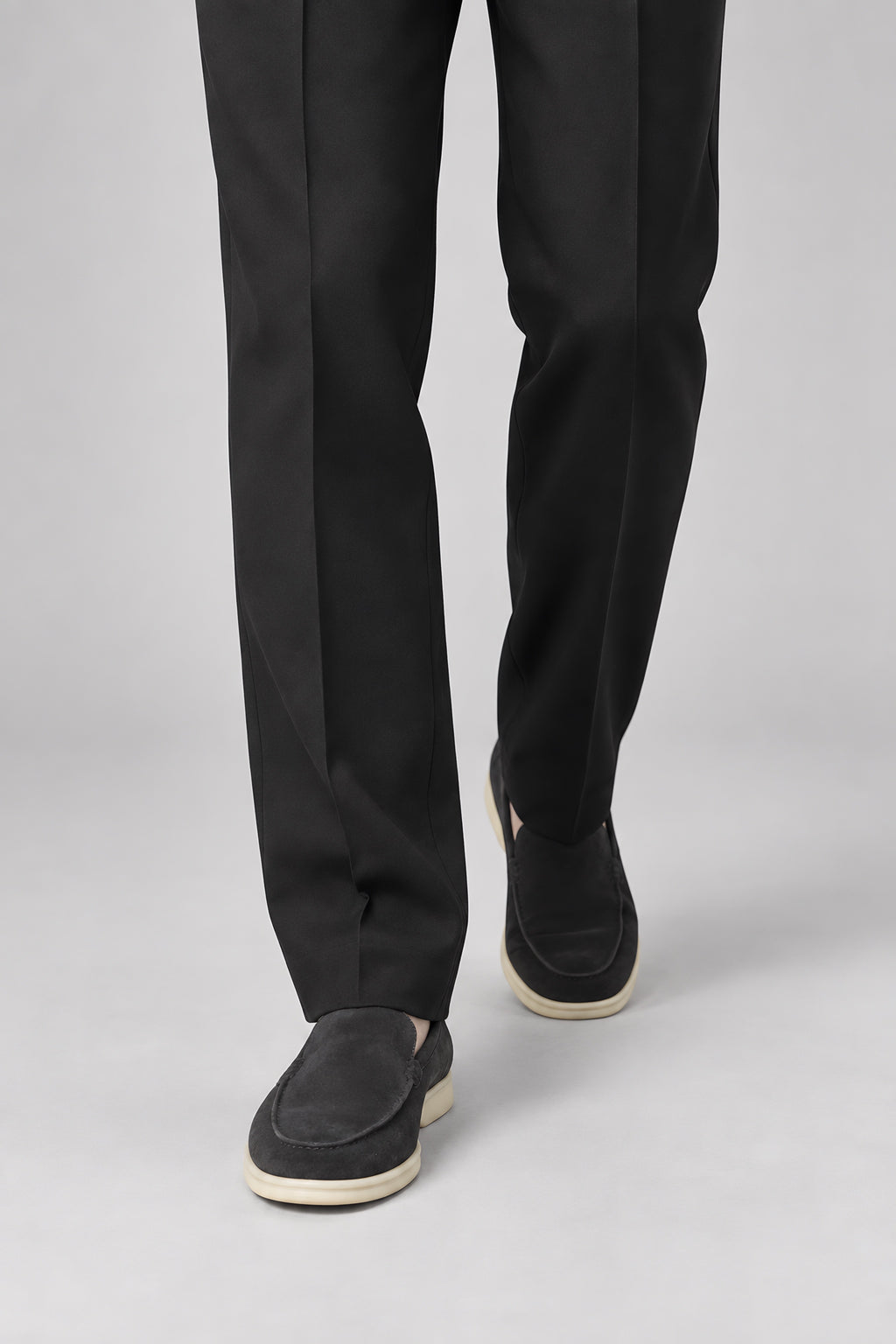 Pantalon droit Appui noir, gros plan du bas de jambe — visuel généré par IA