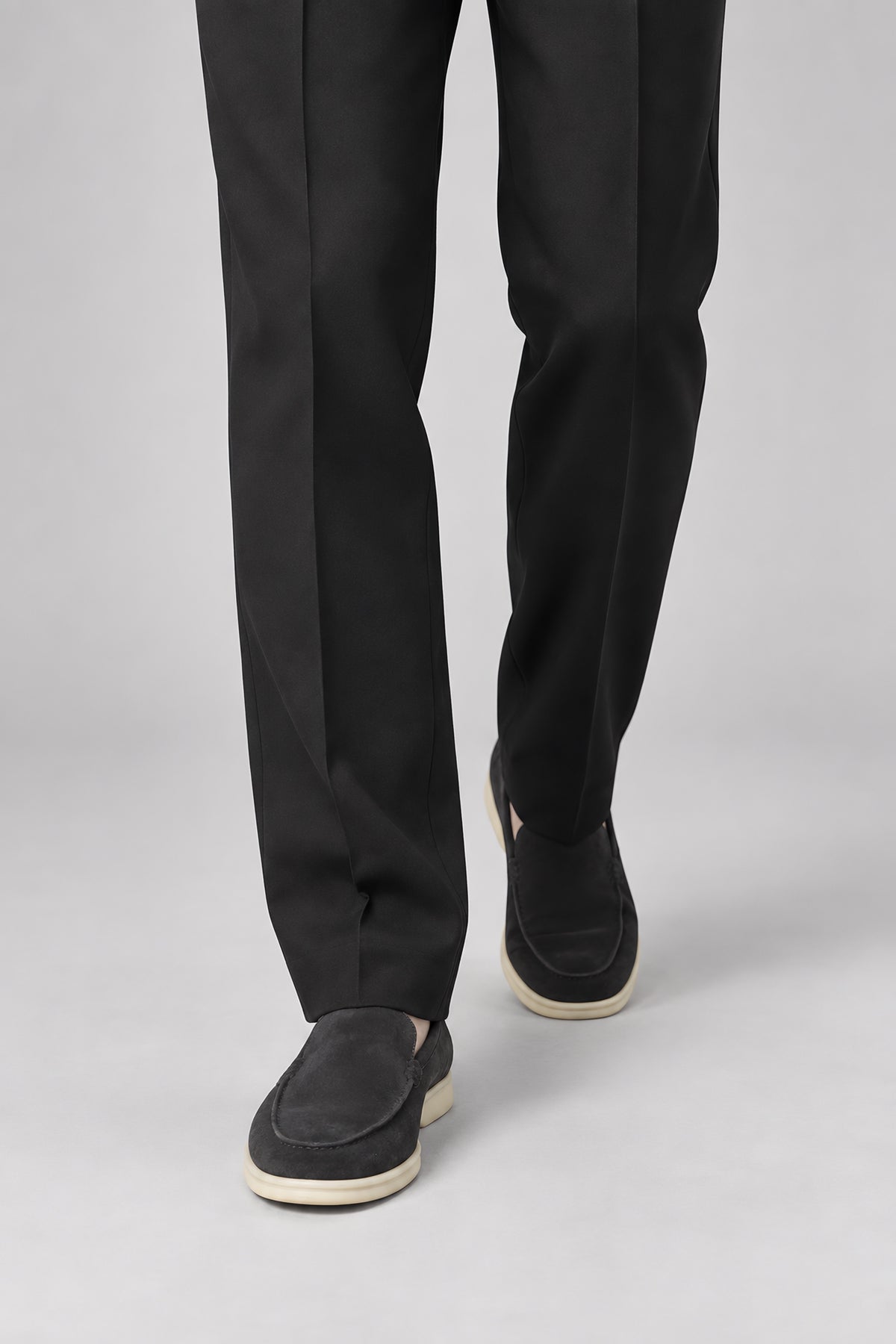 Pantalon droit Appui noir, gros plan du bas de jambe — visuel généré par IA