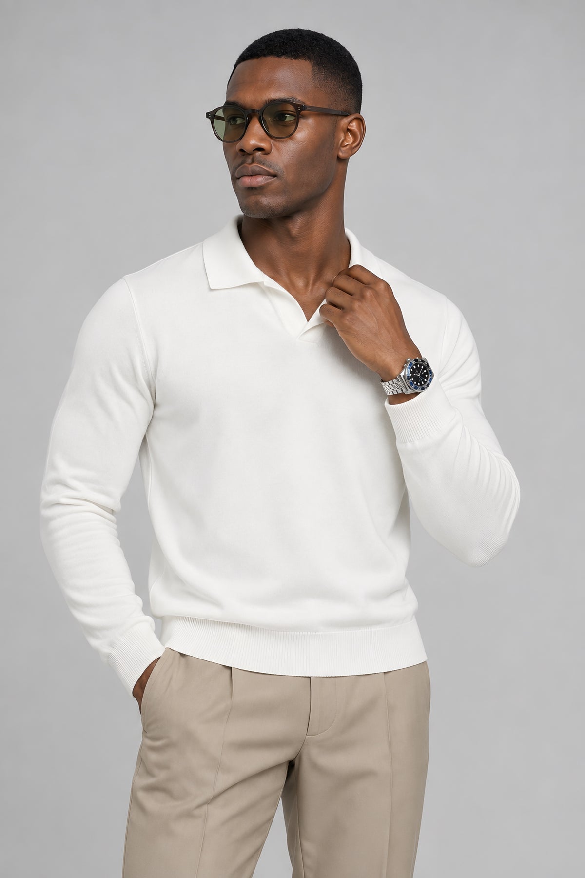 Polo maille Arête blanc, porté cadré à la taille — visuel généré par IA