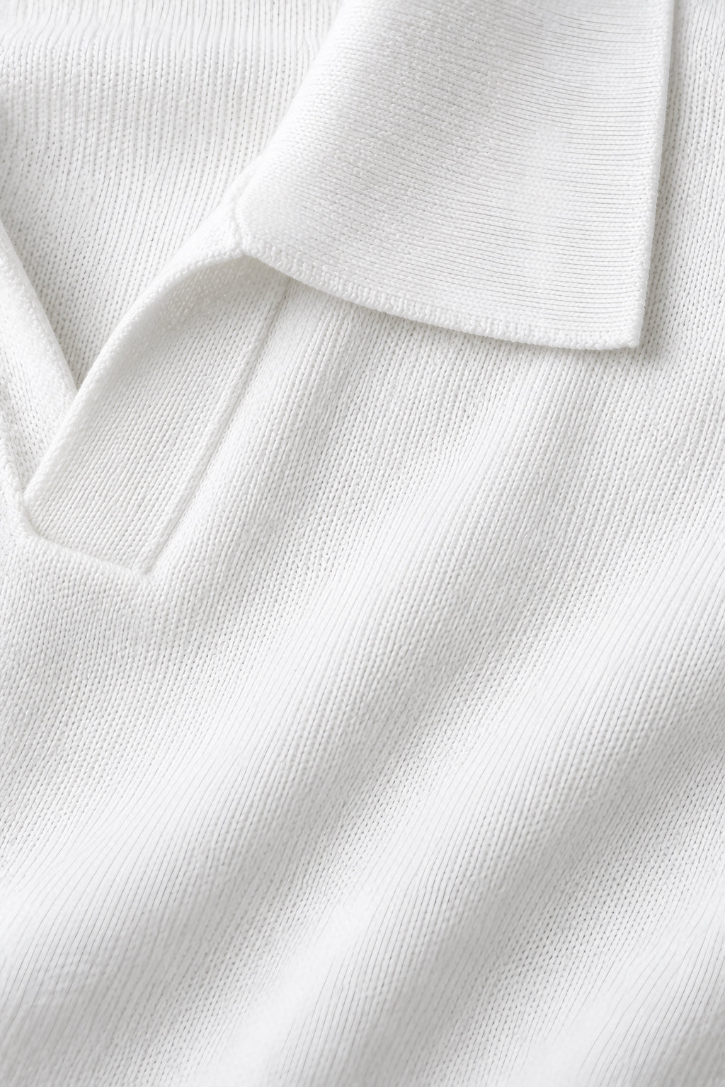 Polo maille Arête blanc, macro de la matière — visuel généré par IA