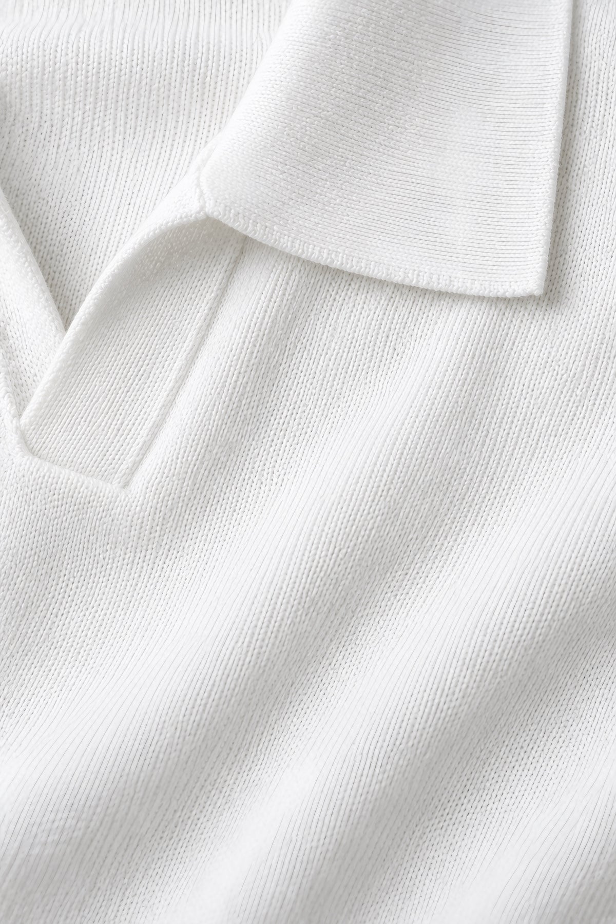 Polo maille Arête blanc, macro de la matière — visuel généré par IA