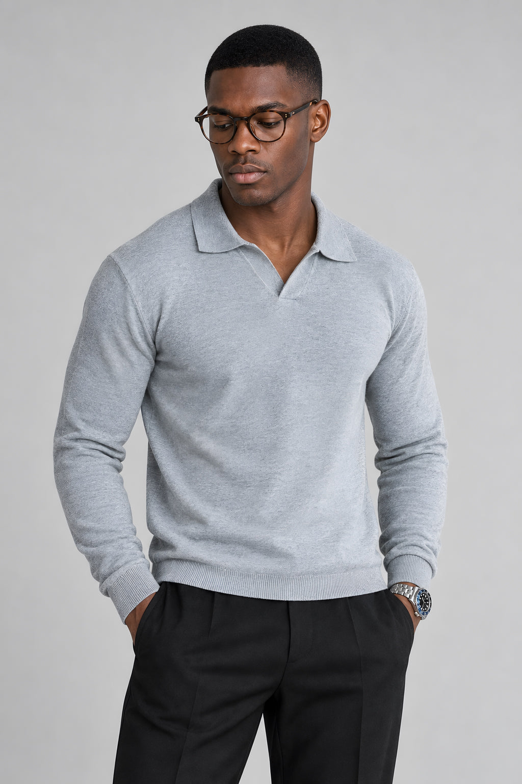 Polo maille Arête gris cendre, porté cadré à la taille — visuel généré par IA