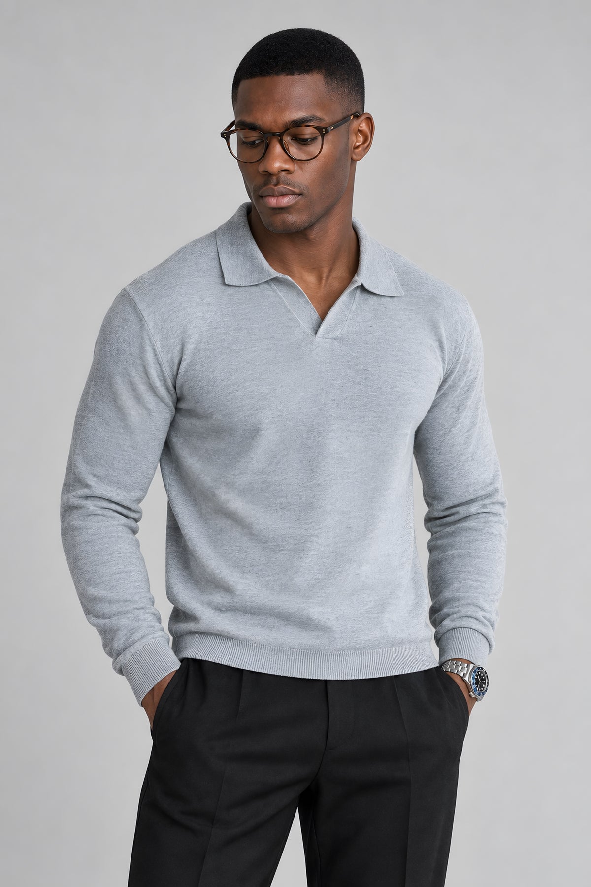 Polo maille Arête gris cendre, porté cadré à la taille — visuel généré par IA