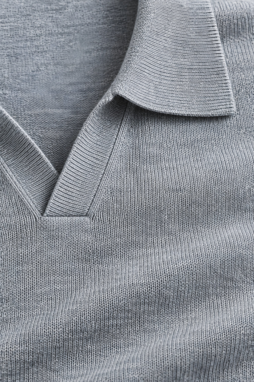 Polo maille Arête gris cendre, macro de la matière — visuel généré par IA