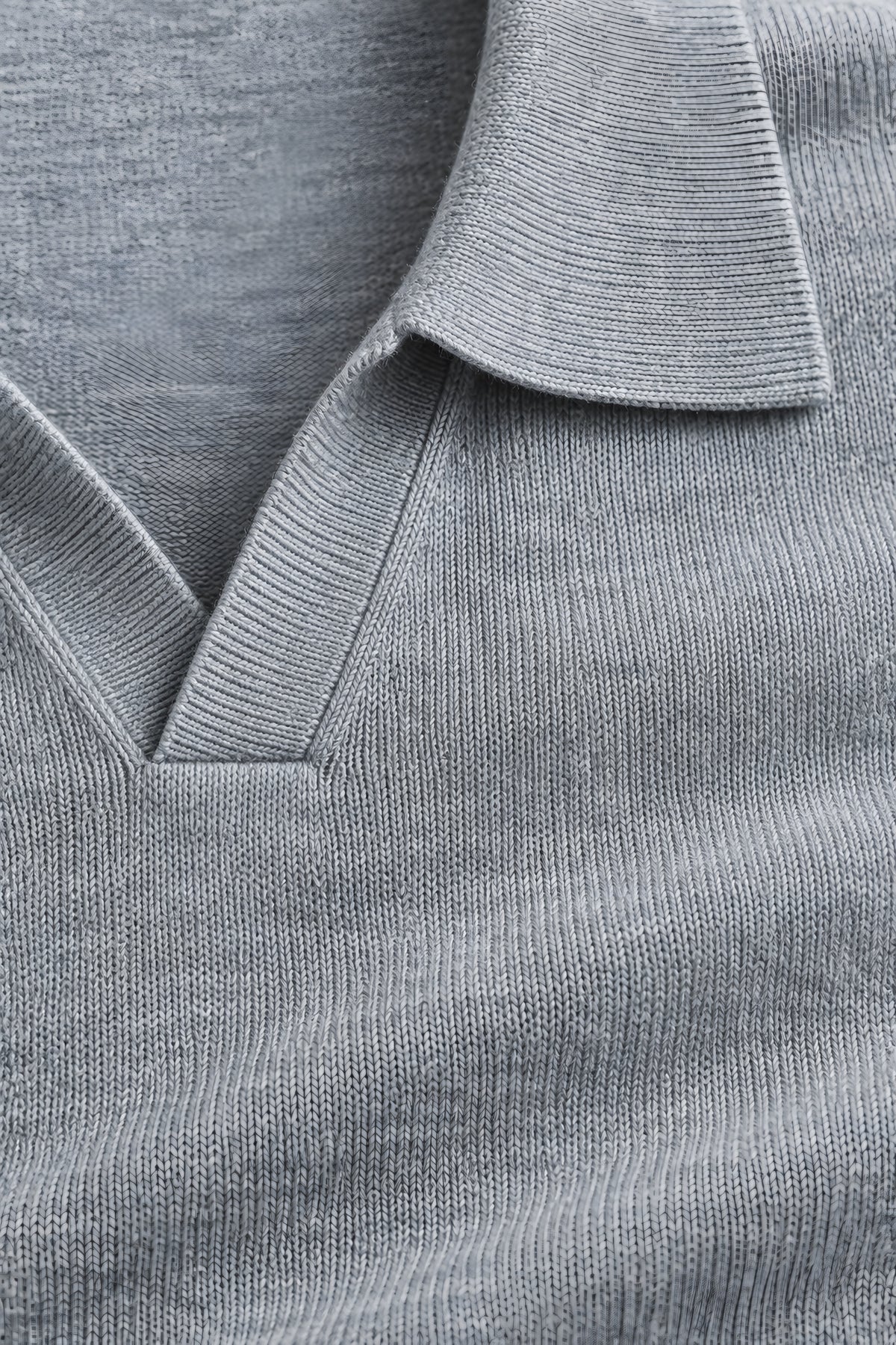 Polo maille Arête gris cendre, macro de la matière — visuel généré par IA