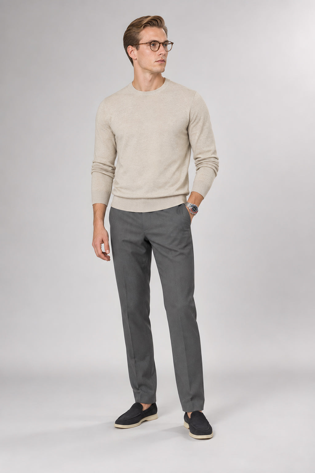 Pull col rond Socle beige, porté en pied — visuel généré par IA