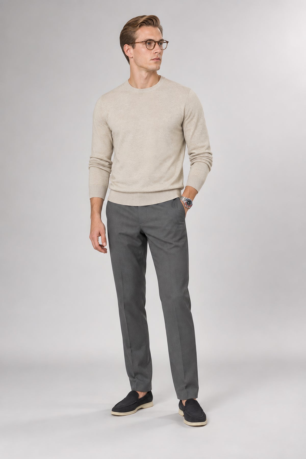 Pull col rond Socle beige, porté en pied — visuel généré par IA