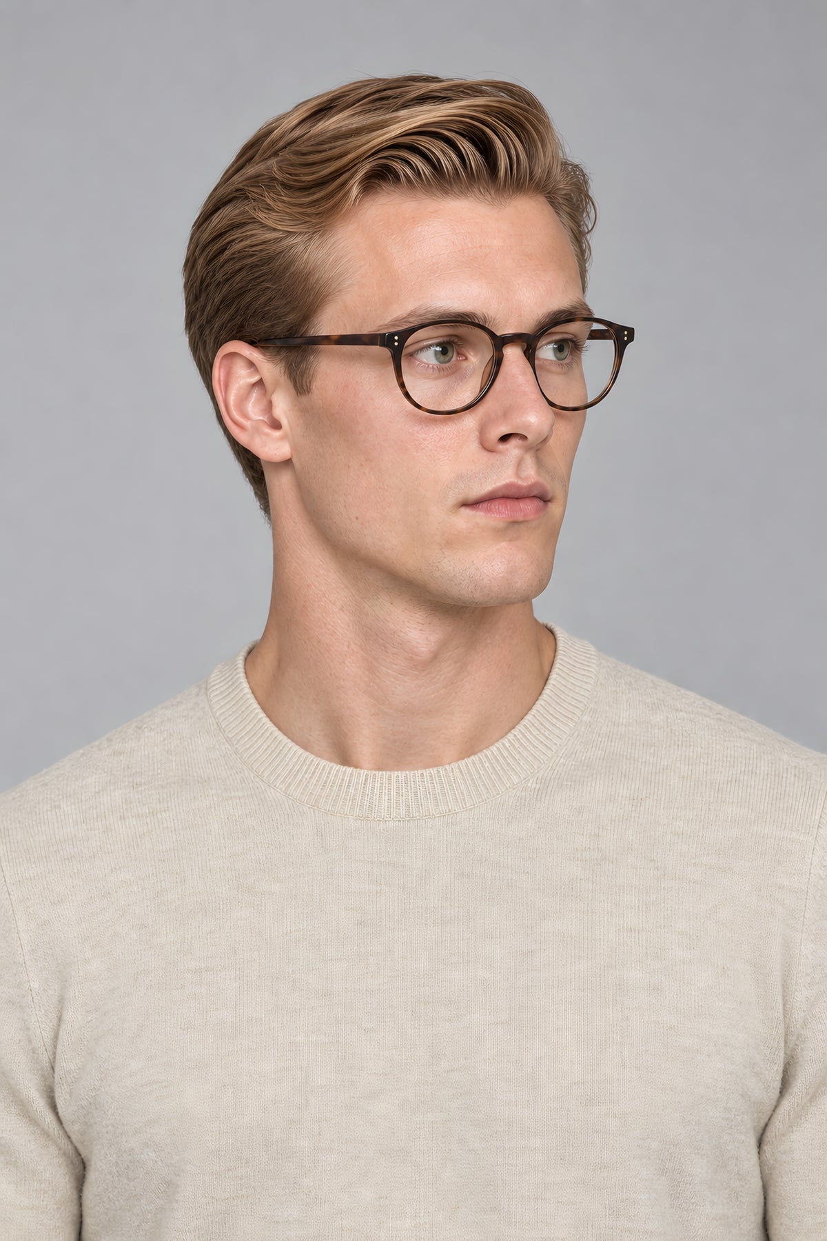 Pull col rond Socle beige, gros plan col et visage — visuel généré par IA