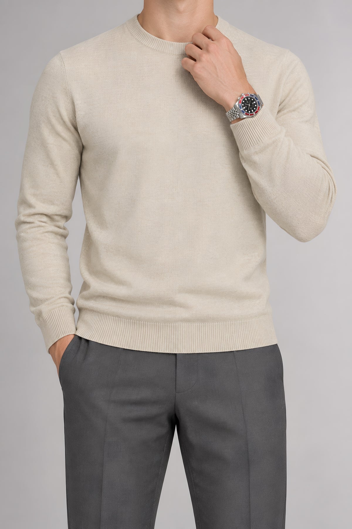 Pull col rond Socle beige, détail de construction — visuel généré par IA