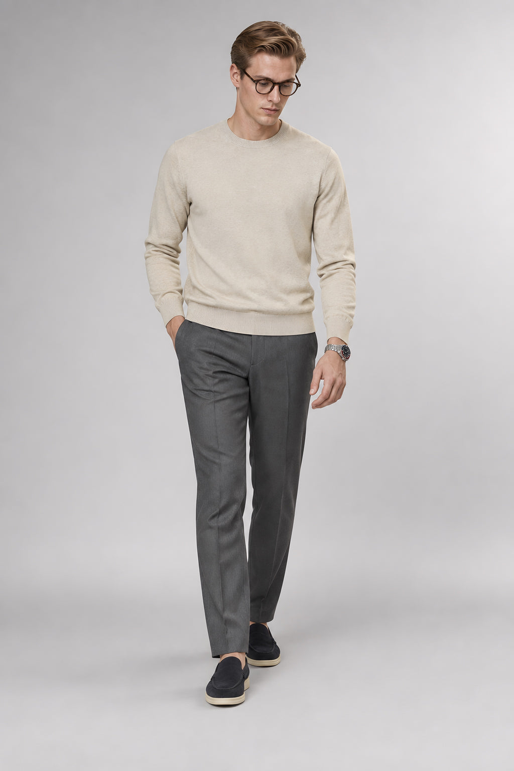 Pull col rond Socle beige, porté en marche — visuel généré par IA