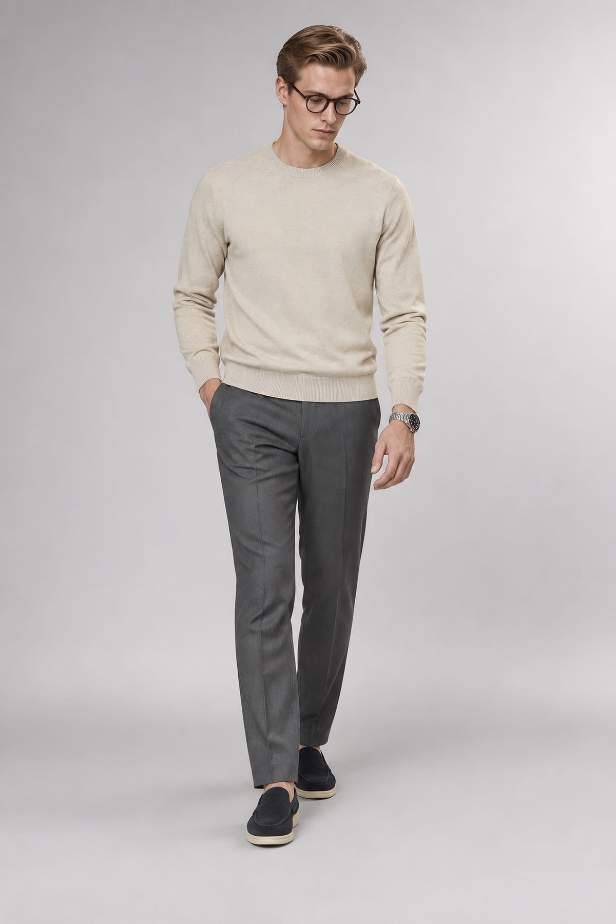 Pull col rond Socle beige, porté en marche — visuel généré par IA