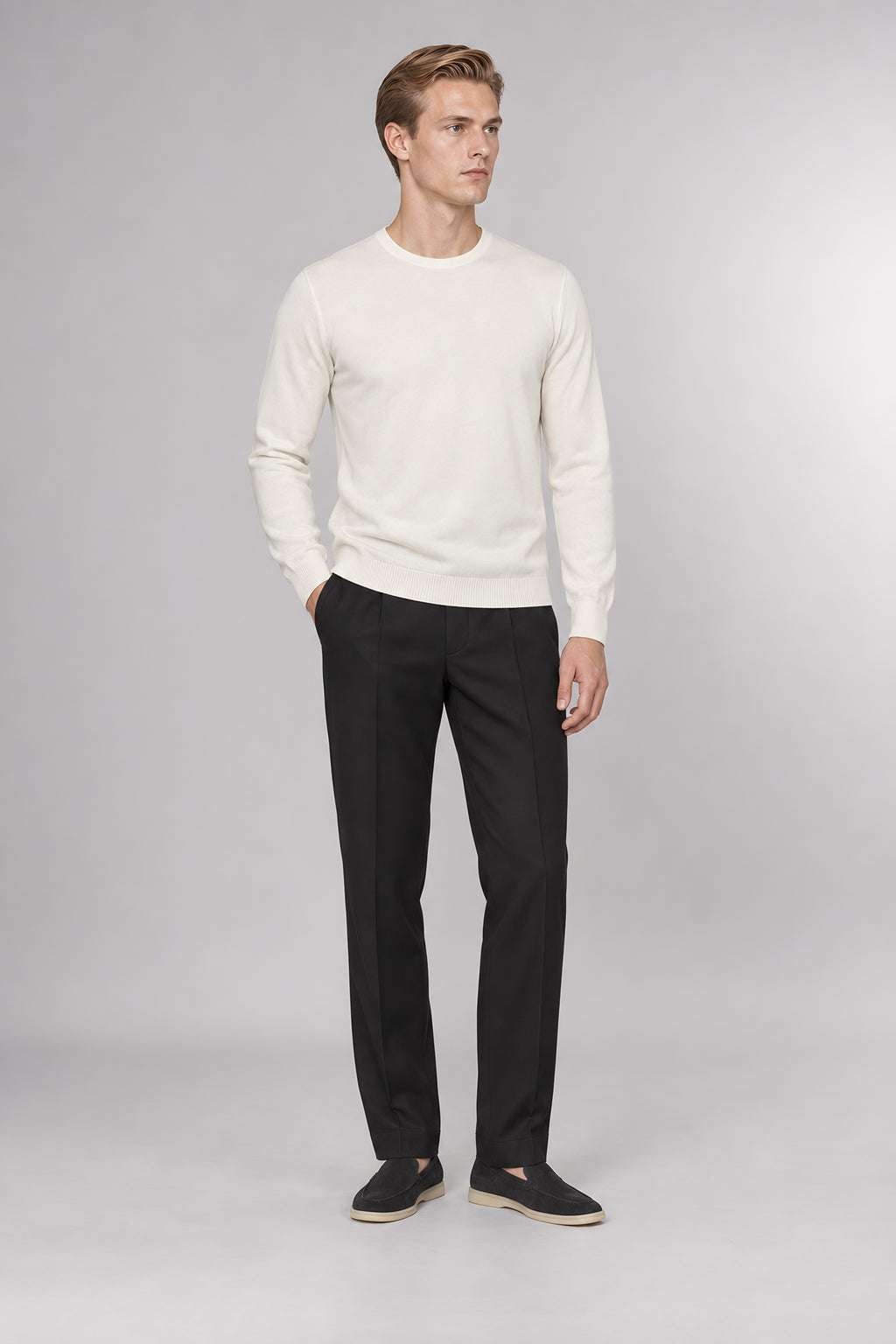 Pull col rond Socle blanc lait, porté en pied — visuel généré par IA