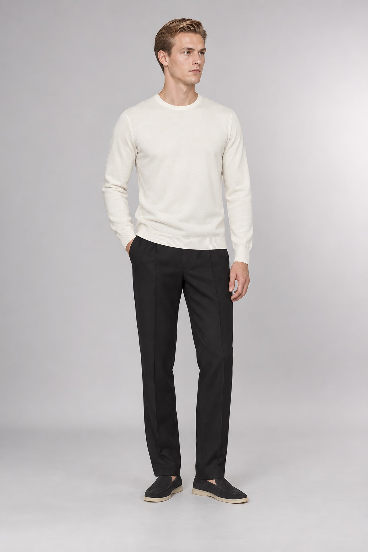 Pull col rond Socle blanc lait, porté en pied — visuel généré par IA