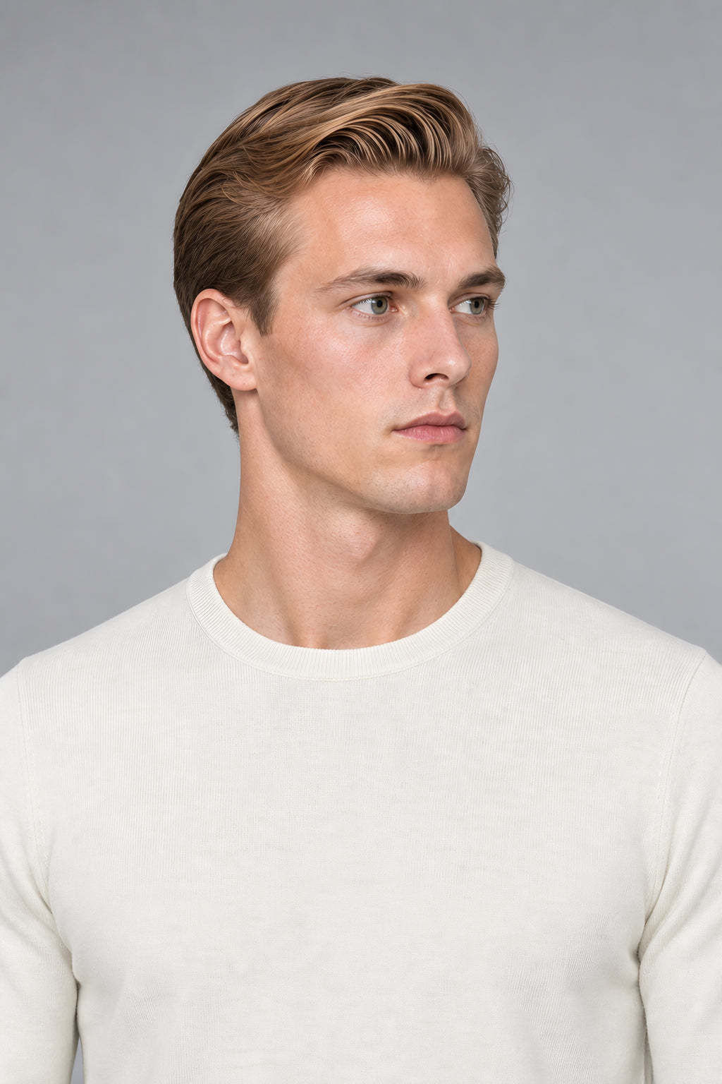 Pull col rond Socle blanc lait, gros plan col et visage — visuel généré par IA