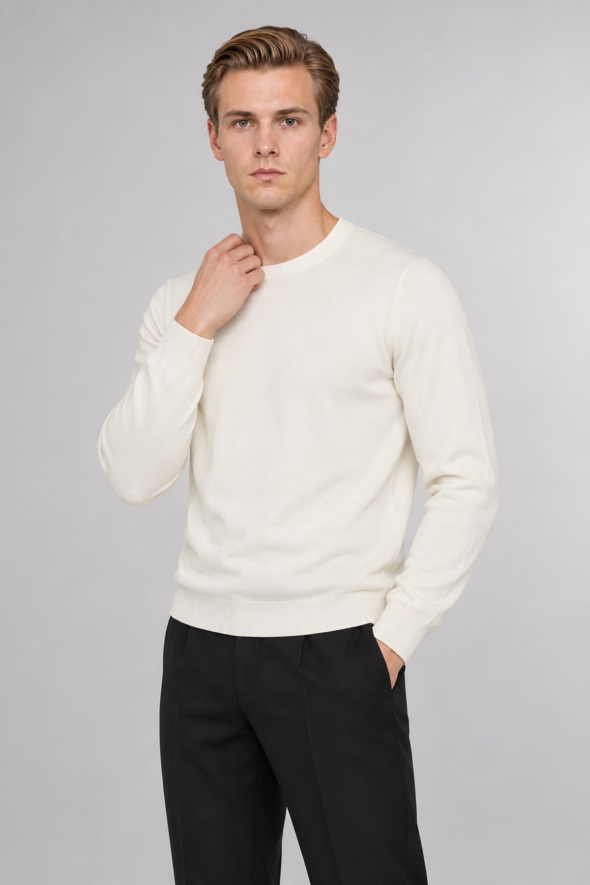 Pull col rond Socle blanc lait, porté cadré à la taille — visuel généré par IA