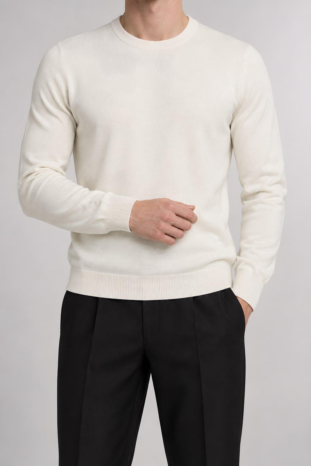 Pull col rond Socle blanc lait, détail de construction — visuel généré par IA