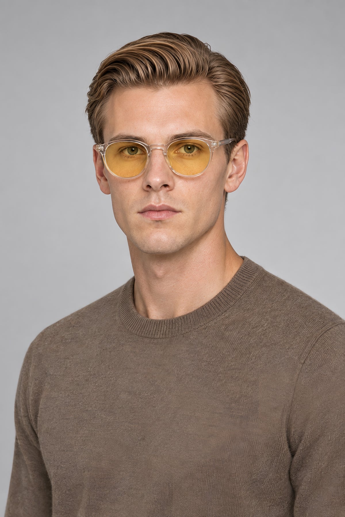 Pull col rond Socle café, gros plan col et visage — visuel généré par IA