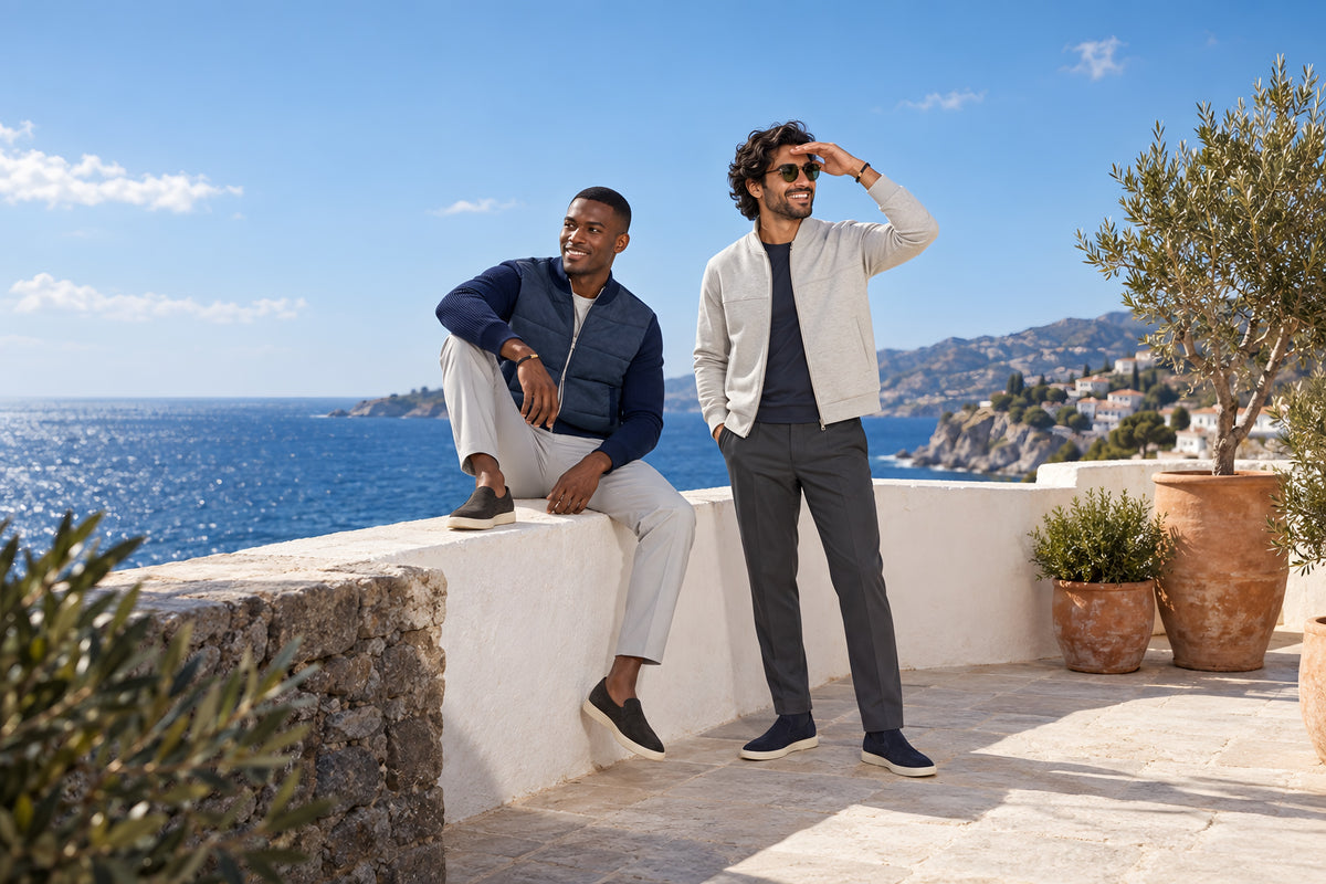 Deux hommes sur un toit-terrasse blanc surplombant la Méditerranée