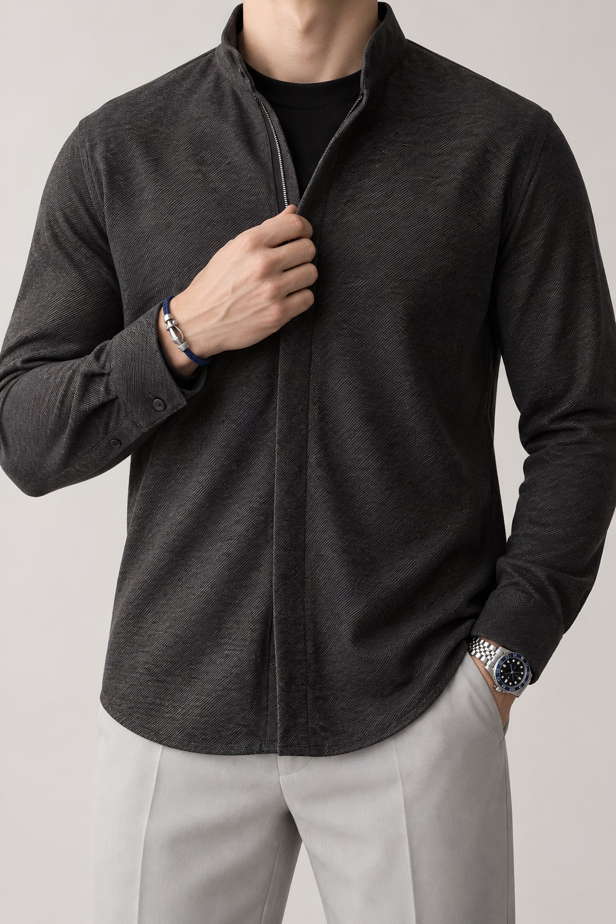 Surchemise zippée Linteau gris foncé, détail de construction — visuel généré par IA