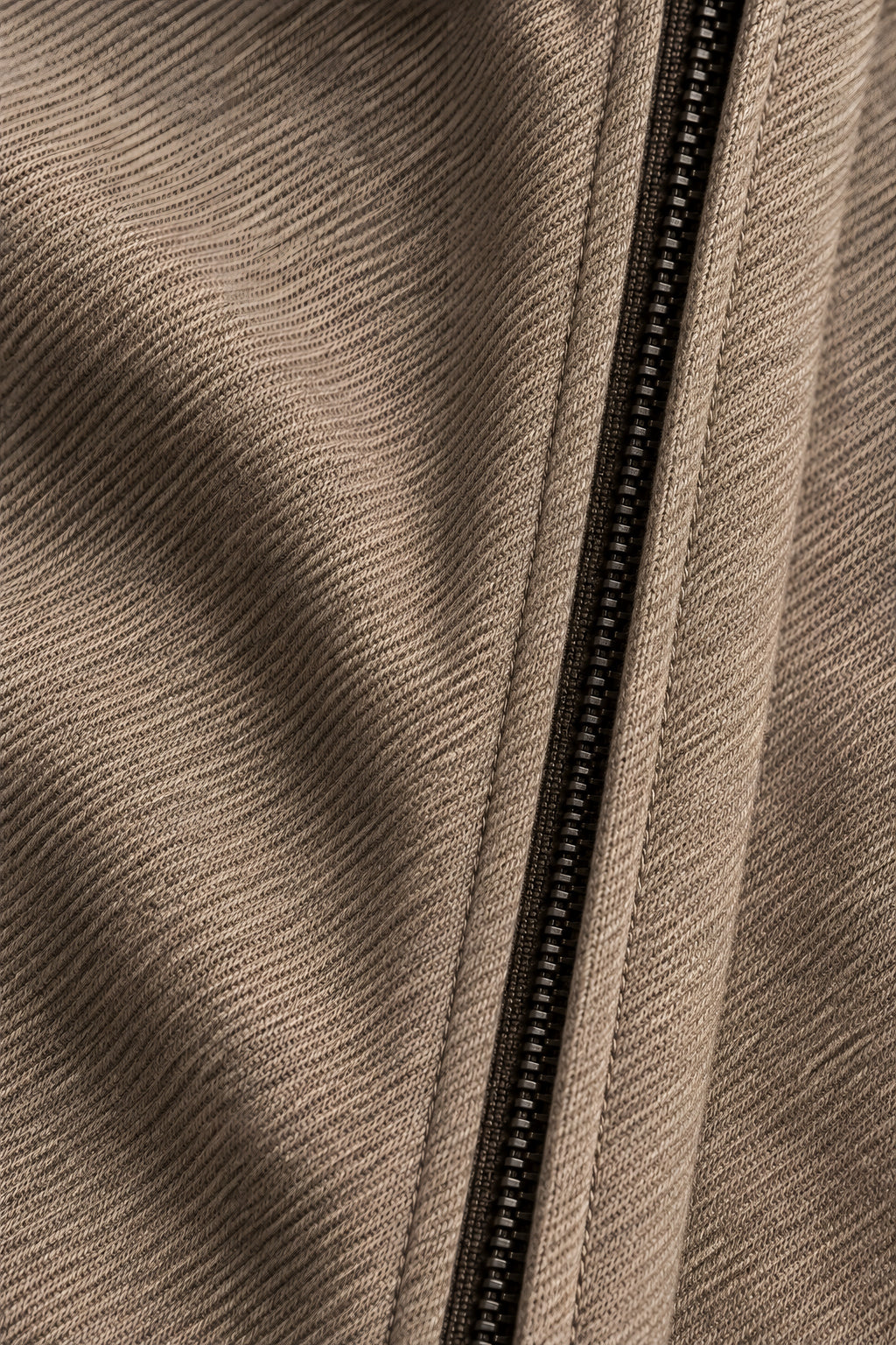 Surchemise zippée Linteau kaki, macro de la matière — visuel généré par IA
