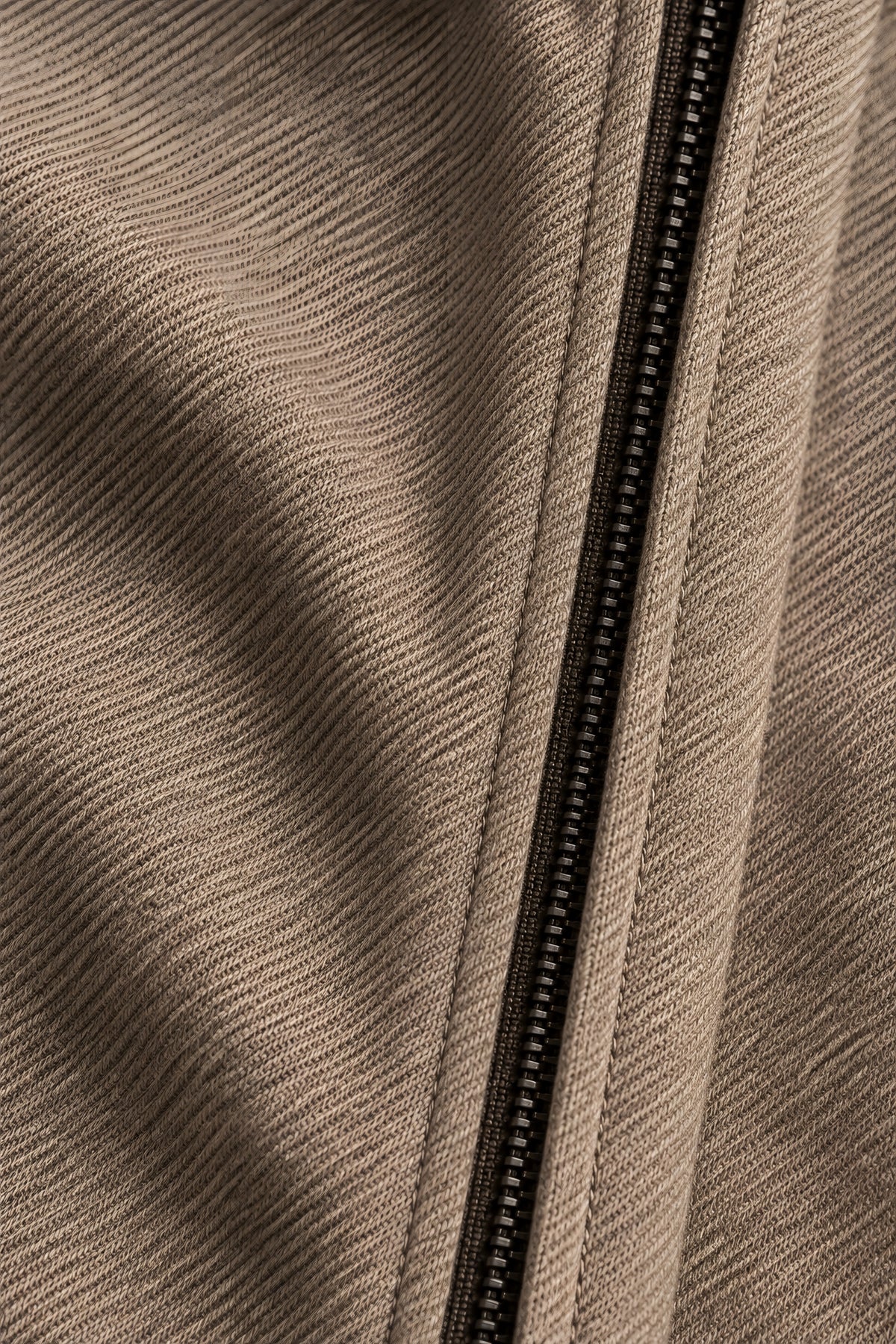 Surchemise zippée Linteau kaki, macro de la matière — visuel généré par IA
