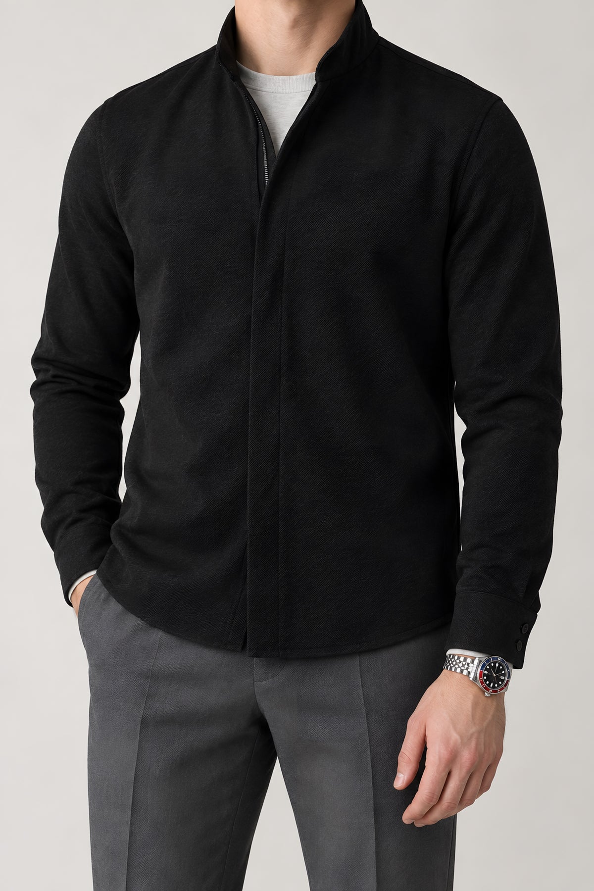 Surchemise zippée Linteau noir, détail de construction — visuel généré par IA