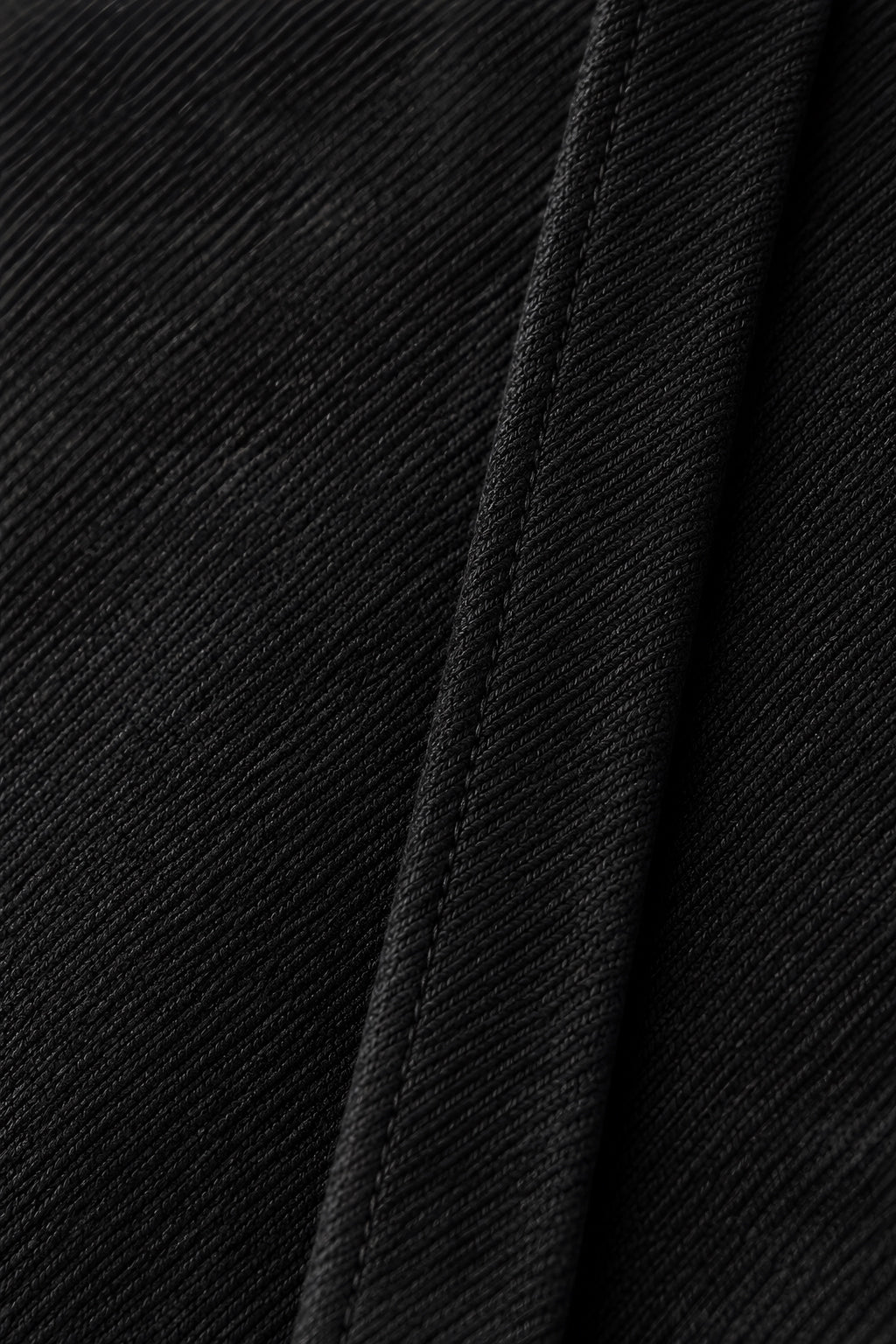 Surchemise zippée Linteau noir, macro de la matière — visuel généré par IA