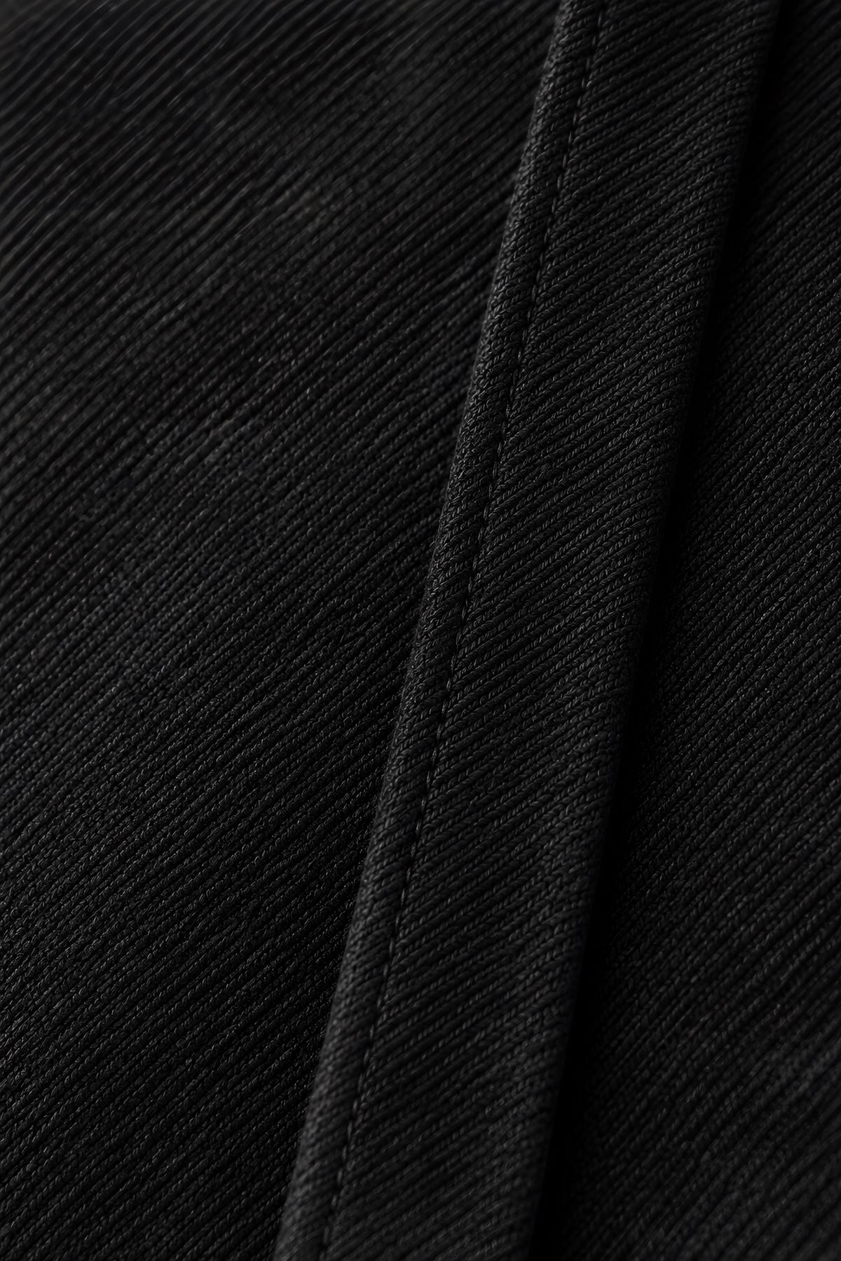 Surchemise zippée Linteau noir, macro de la matière — visuel généré par IA