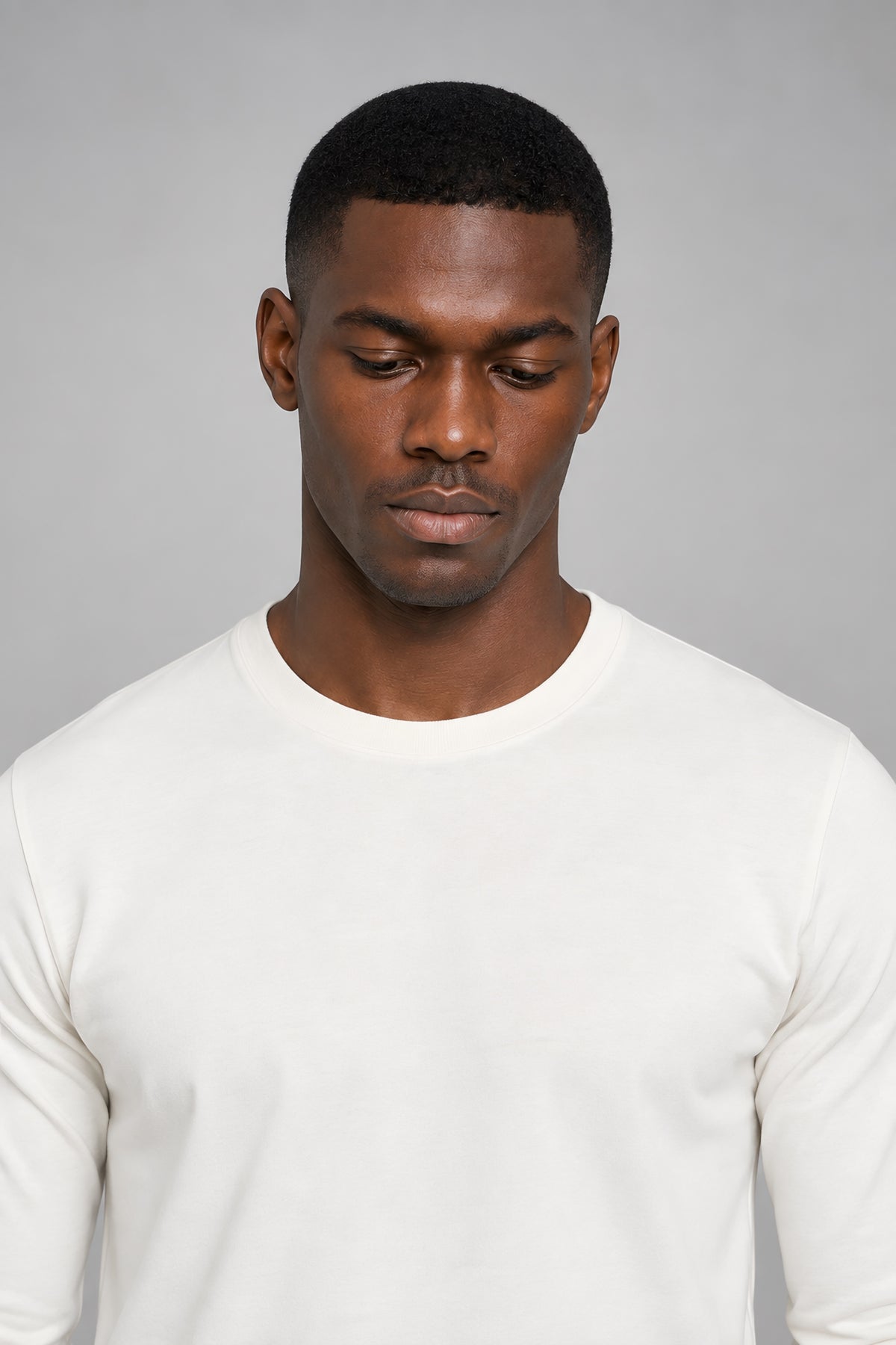 T-shirt manches longues Allège blanc, gros plan col et visage — visuel généré par IA