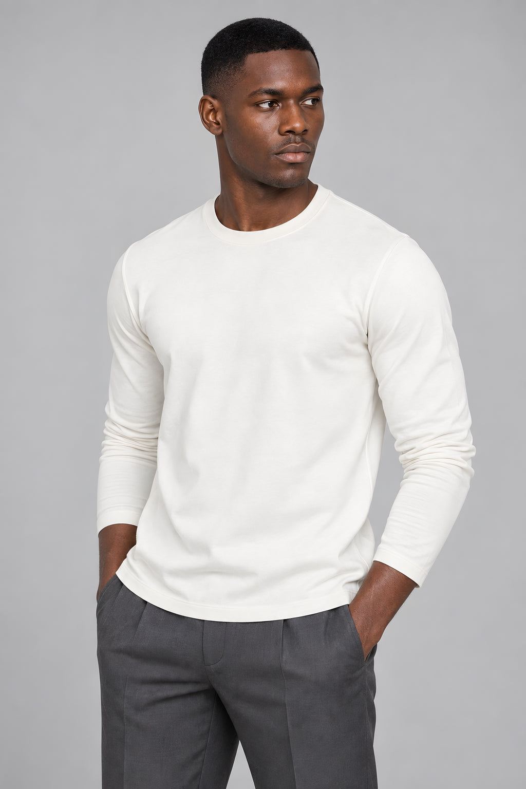 T-shirt manches longues Allège blanc, porté cadré à la taille — visuel généré par IA