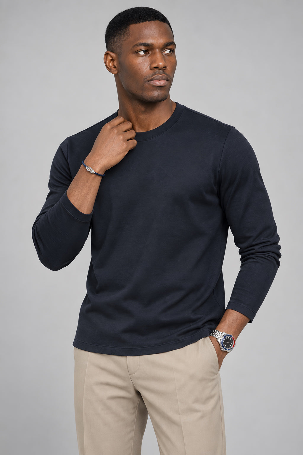 T-shirt manches longues Allège bleu marine, porté cadré à la taille — visuel généré par IA